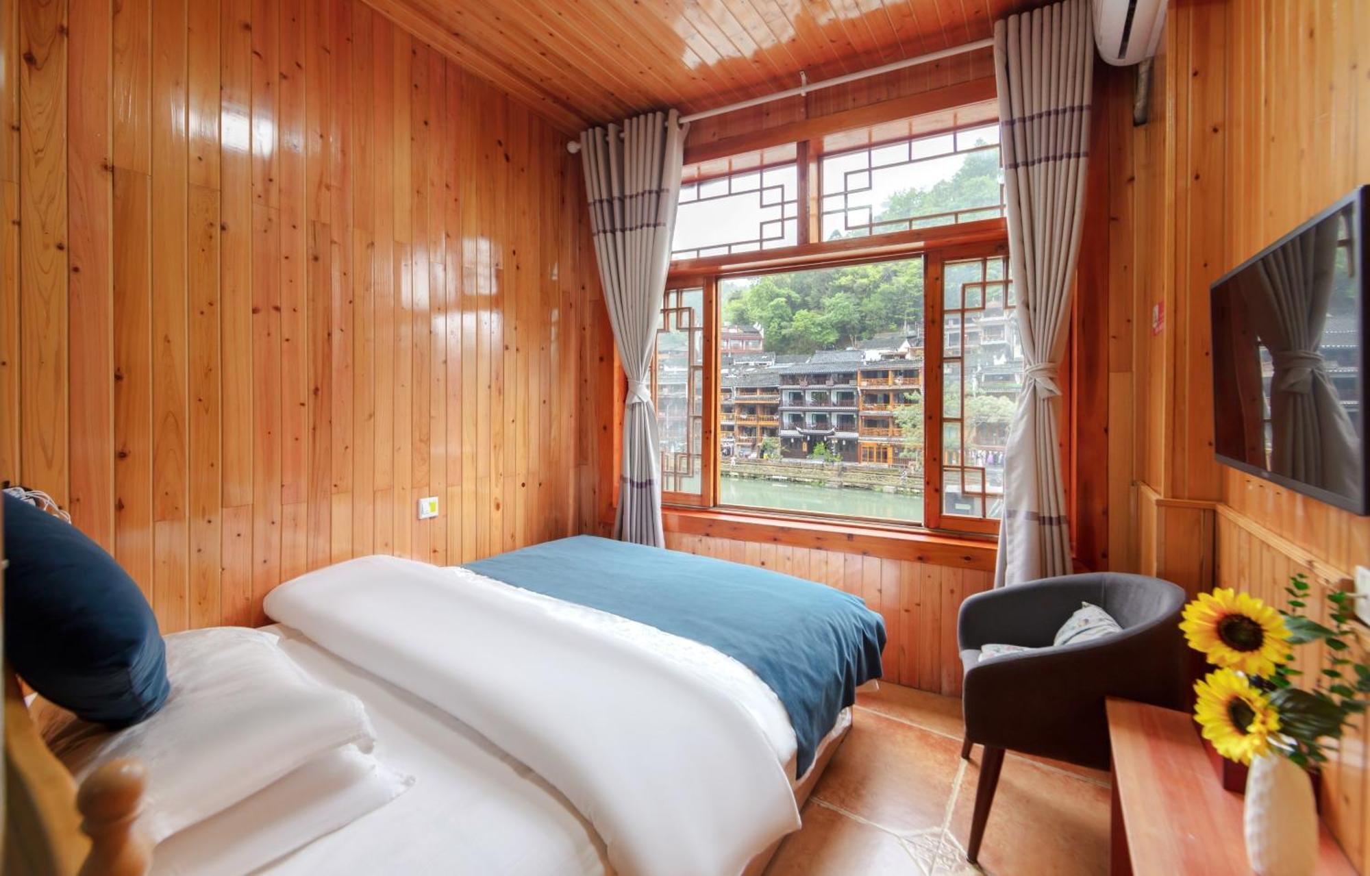 Fenghuang Memory Linjiang Inn Екстериор снимка