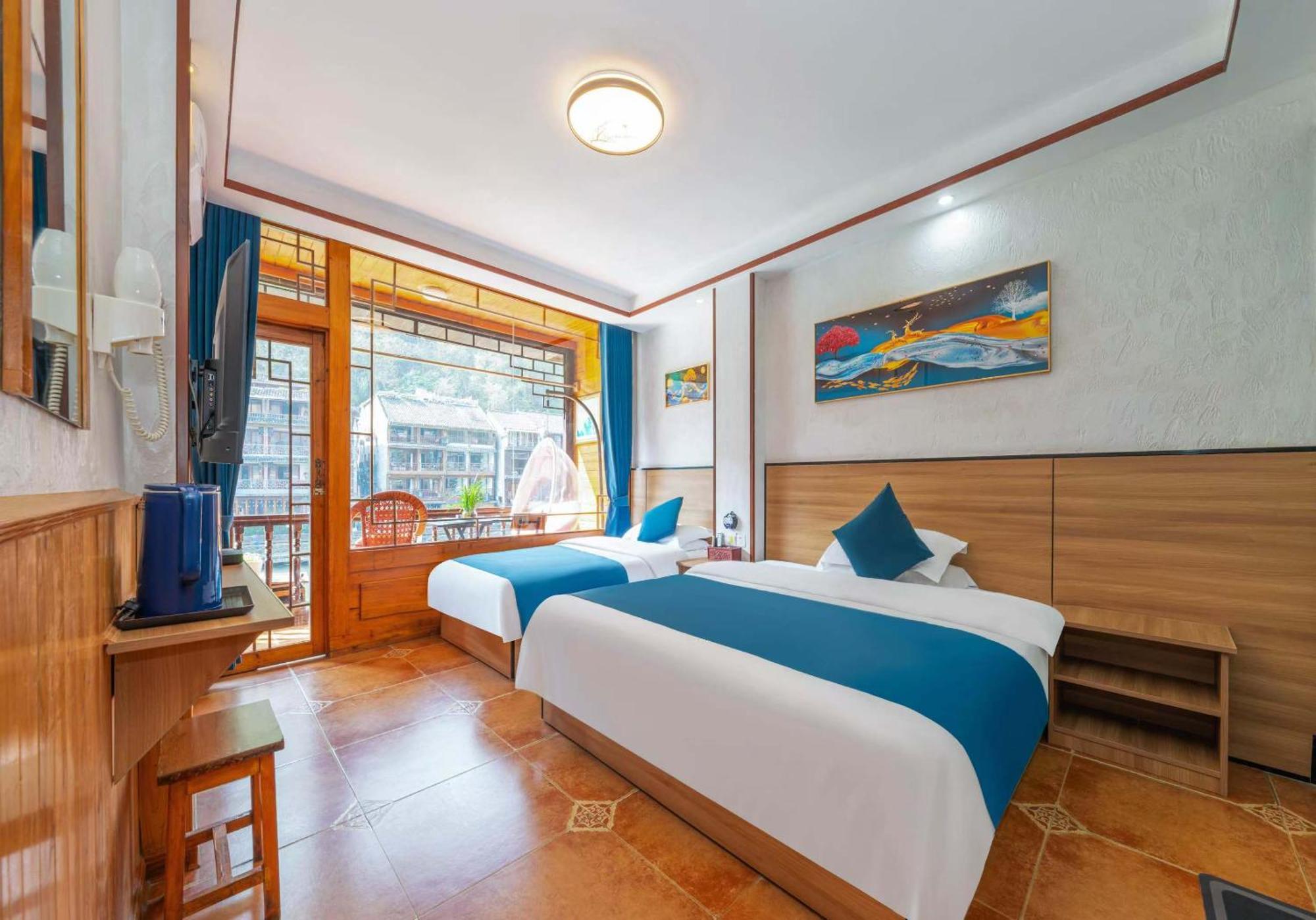 Fenghuang Memory Linjiang Inn Екстериор снимка