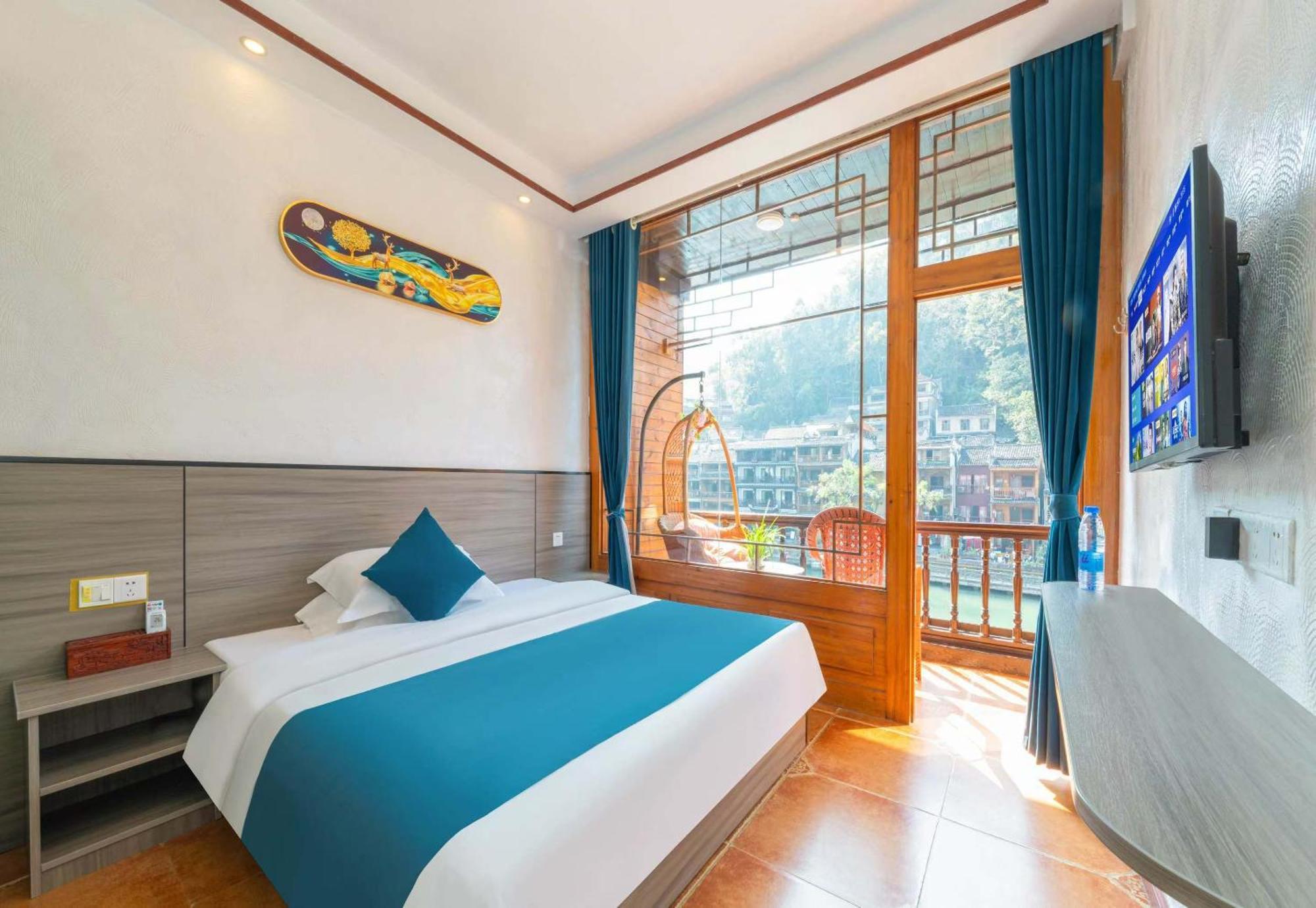 Fenghuang Memory Linjiang Inn Екстериор снимка